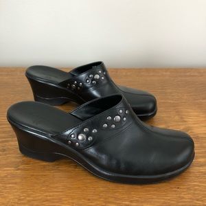 Clarks | 6.5 Black Leather Slip On Mules